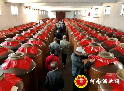 “宝丰酒”号首班旅游专列开通运行